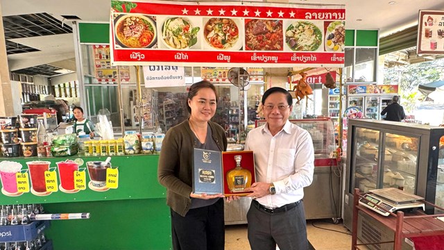 Hoạt động trao tặng sản phẩm OCOP H&agrave; Tĩnh g&oacute;p phần thắt chặt giao lưu, gắn kết Việt Nam &ndash; L&agrave;o (Ảnh: Quốc Kh&aacute;nh)