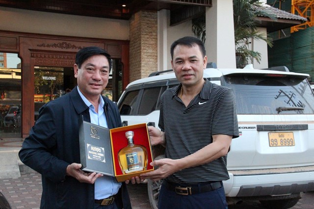 Tiến sĩ Phouthon Khamone &ndash; Ph&oacute; Chủ nhiệm Ủy ban Ph&aacute;p luật Quốc hội L&agrave;o (phải) đ&oacute;n nhận m&oacute;n qu&agrave; l&agrave; sản phẩm OCOP Trầm Nh&acirc;n (Hương Sơn, H&agrave; Tĩnh) từ người bạn, trong dịp kỷ niệm Quốc kh&aacute;nh CHDCND L&agrave;o - Ảnh: Quốc Kh&aacute;nh