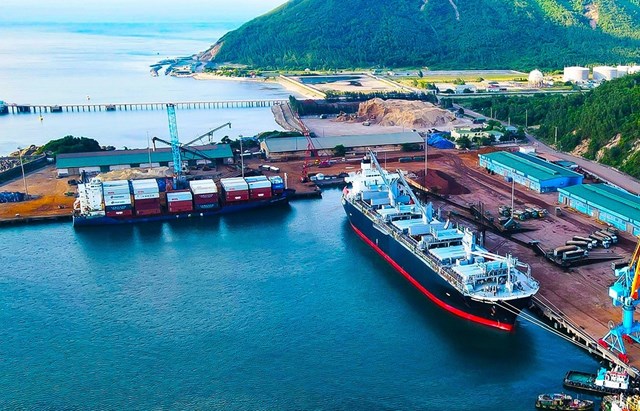 Trong mối quan hệ hợp t&aacute;c đặc biệt Việt Nam &ndash; L&agrave;o, Cảng Vũng &Aacute;ng (H&agrave; Tĩnh) giữ vai tr&ograve; như một cầu nối chiến lược, tạo điều kiện để h&agrave;ng h&oacute;a từ L&agrave;o tiếp cận Biển Đ&ocirc;ng v&agrave; c&aacute;c thị trường quốc tế.