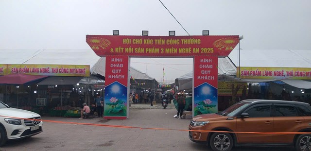 Hội chợ x&uacute;c tiến C&ocirc;ng thương, kết nối sản phẩm 3 miền Nghệ An năm 2025 được mở tại địa b&agrave;n phường Trường Vinh, tỉnh Nghệ An, gần Quảng trường Hồ Ch&iacute; Minh