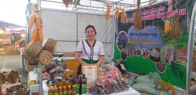 Chị Vy Thị Mai, bản Phảy, x&atilde; Nga My (huyện Tương Dương cũ), tỉnh Nghệ An mang đến c&aacute;c sản phẩm từ bi&ecirc;n giới Việt- L&agrave;o