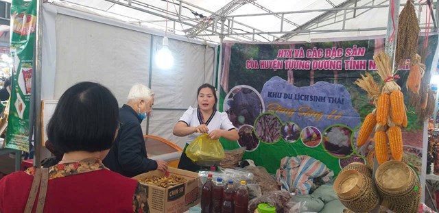 Lan tỏa hương sắc vùng cao tại Hội chợ Xúc tiến Công thương Nghệ An 2025 - Ảnh 1