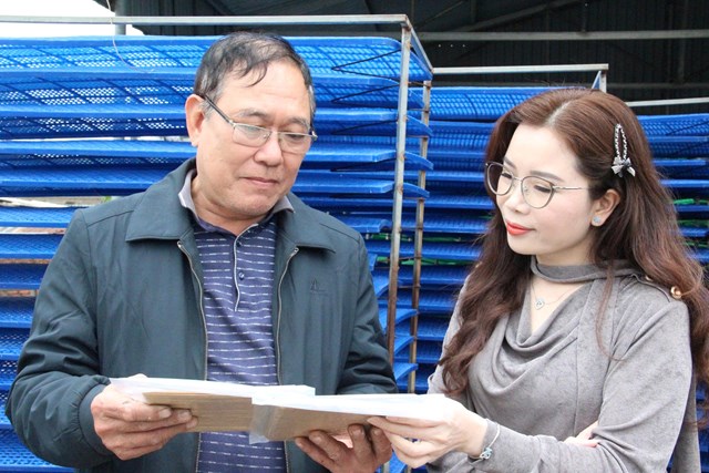 &Ocirc;ng Hồ Cầm, Gi&aacute;m đốc C&ocirc;ng ty CP sản xuất thực phẩm Hồ Cầm, th&ocirc;n Đồng Thanh, x&atilde; Đồng M&ocirc;n giới thiệu sản phẩm b&aacute;nh đa nem OCOP 4 sao được xuất sang Ch&acirc;u &Acirc;u v&agrave; Nhật Bản

Nguyễn Ch&iacute; Th&agrave;nh, chủ Cơ sở sản xuất trầm hương Đinh Gia, x&atilde; Ph&uacute;c Trạch giới thiệu vườn c&acirc;y trầm hương đ&atilde; cho sản phẩm OCOP 4 sao