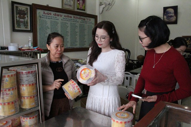 Chị Nguyễn Thị Nga, Chủ cơ sở sản xuất Kẹo cu đơ OCOP 4 sao Phong Nga, tr&uacute; tổ B&agrave;u L&aacute;ng, Phường H&agrave; Huy Tập