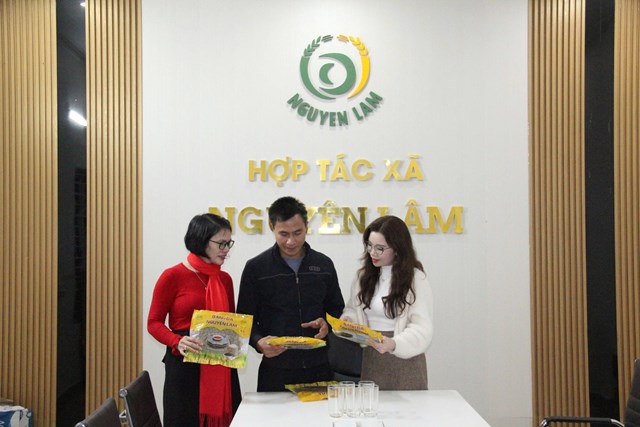 Anh L&ecirc; Văn Duẩn, Gi&aacute;m đốc Hợp t&aacute;c x&atilde; b&aacute;nh đa nem Nguy&ecirc;n L&acirc;m, th&ocirc;n T&acirc;n An,&nbsp;x&atilde; Kỳ Anh, sản phẩm OCOP 4 sao, mỗi năm xuất hơn 2 triệu sản phẩm sang Nhật bản v&agrave; H&agrave;n Quốc