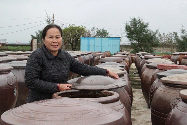 B&agrave; Đặng Thị Luận Chủ Cơ sở nước mắm Kỳ Ninh - nước mắm Luận Nghiệp (HTX Thu mua v&agrave; chế biến thủy sản Chiến Thắng, phường Hải Ninh) sản phẩm đề nghị OCOP 5 sao