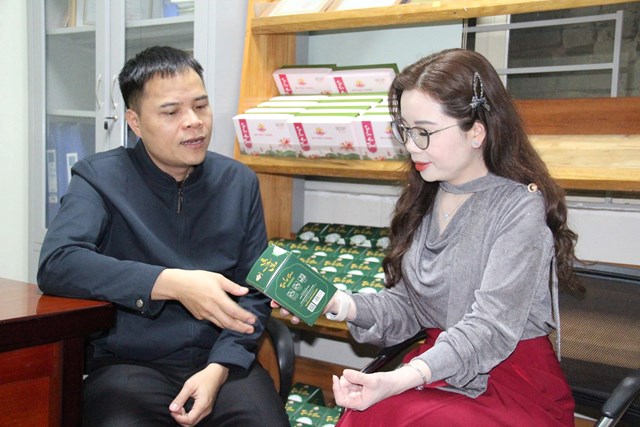 Anh Trần Tiến Sĩ - Gi&aacute;m đốc HTX Sen H&agrave;o Th&agrave;nh chia sẻ t&aacute;c dụng của c&aacute;c sản phẩm từ sen đạt OCOP 4 sao