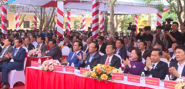 Trường THPT Hà Huy Tập đón nhận Huân chương Lao động hạng Nhất - Ảnh 2