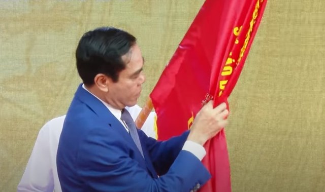 Trường THPT Hà Huy Tập đón nhận Huân chương Lao động hạng Nhất - Ảnh 1