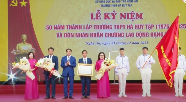 Thừa ủy quyền, đồng ch&iacute; V&otilde; Trọng Hải - Ph&oacute; B&iacute; thư Tỉnh ủy, Chủ tịch UBND tỉnh Nghệ An đ&atilde; trao Hu&acirc;n chương Lao động Hạng Nhất do Chủ tịch nước tặng Nh&agrave; trường;