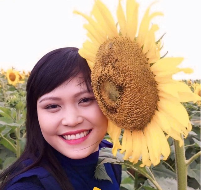 Chị Nguyễn Thị Duy&ecirc;n, du kh&aacute;ch đến từ phường Th&agrave;nh Vinh (Nghệ An) vui sướng khi được chụp ảnh b&ecirc;n hoa hướng dương