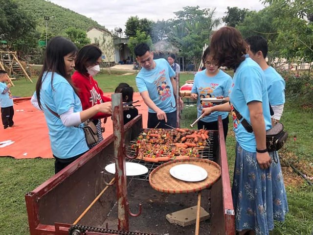 Du kh&aacute;ch thưởng thức c&aacute;c m&oacute;n ẩm thực v&agrave;&nbsp; trải nghiệm vui chơi, du ngoạn phong cảnh thơ mộng h&ugrave;ng vĩ của H&ograve;n M&aacute;t