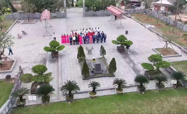 L&atilde;nh đạo v&agrave; tập thể c&aacute;n bộ gi&aacute;o vi&ecirc;n Nh&agrave; trường d&acirc;ng hương tại phần mộ cố Tổng B&iacute; thư H&agrave; Huy Tập