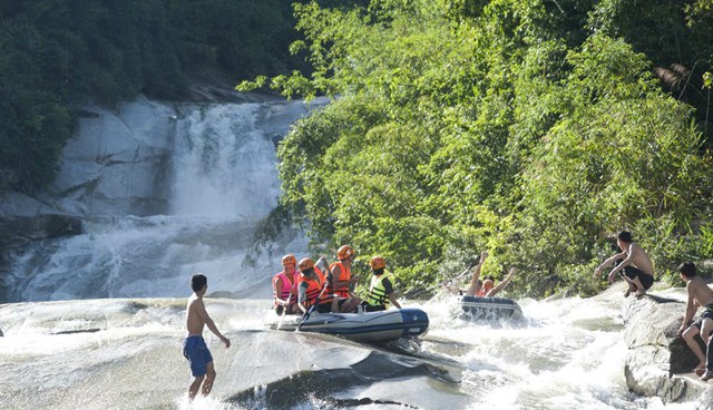Du kh&aacute;ch trải nghiệm th&aacute;c 7 tầng