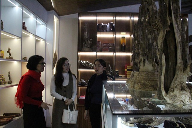 Chị V&otilde; Thị Nga chia sẻ với ph&oacute;ng vi&ecirc;n về tiến tr&igrave;nh quảng b&aacute;, giới thiệu sản phẩm trầm hương OCOP của cơ sở.