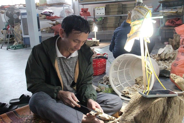 Anh L&ecirc; Văn Khỏe &ndash; c&ocirc;ng nh&acirc;n Cơ sở sản xuất Trầm hương Thọ Nga.