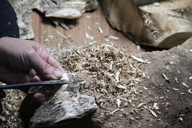 Sự kh&eacute;o l&eacute;o v&agrave; ki&ecirc;n nhẫn của người thợ trong từng c&ocirc;ng đoạn lọc trầm.