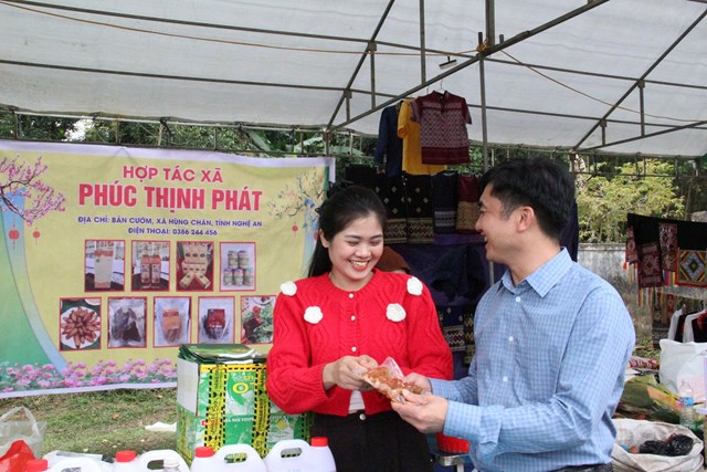 Chị Lữ Thị Ph&uacute;c đến từ bản Cướm, x&atilde; Di&ecirc;n L&atilde;m (cũ), chủ cơ sở Hợp t&aacute;c x&atilde; Ph&uacute;c Thịnh Ph&aacute;t, giới thiệu sản phẩm OCOP