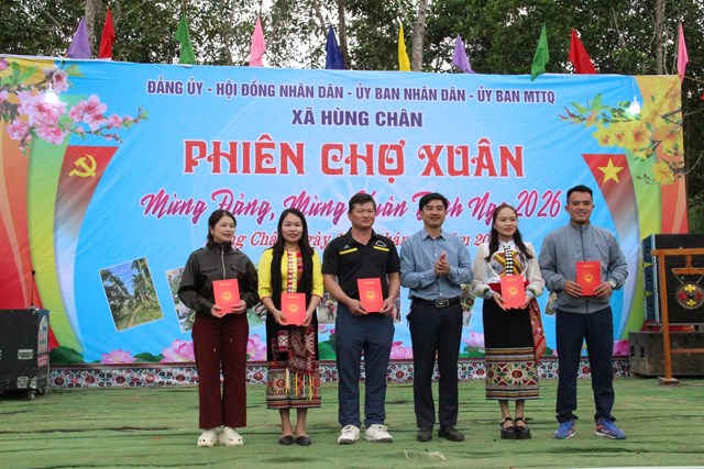 Chủ tịch UBND x&atilde; H&ugrave;ng Ch&acirc;n trao thưởng cho c&aacute;c đơn vị giao lưu văn h&oacute;a &ndash; thể thao, g&oacute;p phần t&ocirc;n vinh văn h&oacute;a Th&aacute;i.