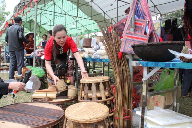 Gian h&agrave;ng của chị Vy Thị Ki&ecirc;n (Quỳ Hợp) tại Phi&ecirc;n chợ v&ugrave;ng cao H&ugrave;ng Ch&acirc;n đang được sắp xếp trước giờ khai mạc.