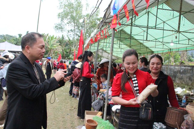 Người con qu&ecirc; H&ugrave;ng Ch&acirc;n, &ocirc;ng Sầm Th&acirc;n, h&agrave;o hứng ghi lại những khoảnh khắc văn h&oacute;a v&agrave; ẩm thực tại Phi&ecirc;n chợ.