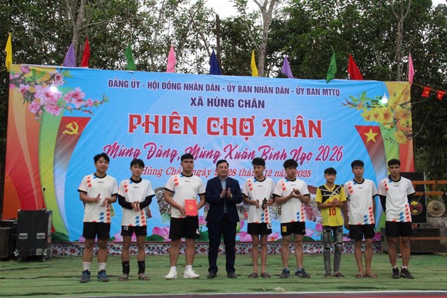 L&atilde;nh đạo x&atilde; trao giải cho c&aacute;c đội b&oacute;ng