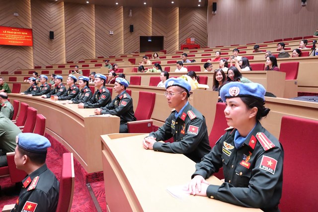 9 sĩ quan Tổ C&ocirc;ng t&aacute;c số 9 Bộ C&ocirc;ng an