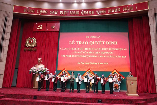 Thứ trưởng Phạm Thế T&ugrave;ng trao quyết định cho cho 9 sĩ quan