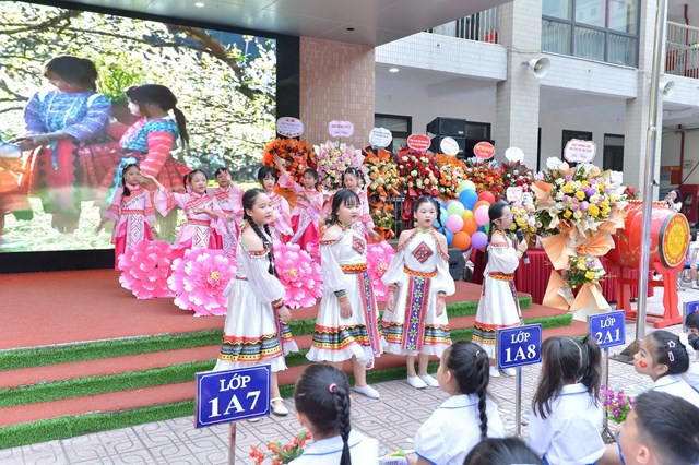 c&aacute;c em học sinh biểu diễn c&aacute;c tiết mục văn nghệ