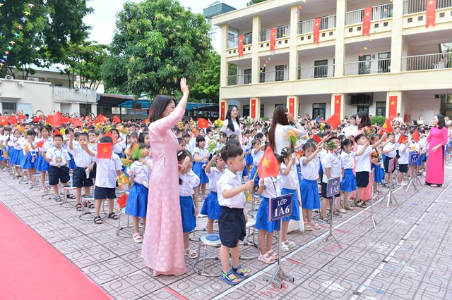 C&aacute;c c&ocirc; gi&aacute;o dắt tay khối học sinh lớp 1 tiến v&agrave;o buổi lễ