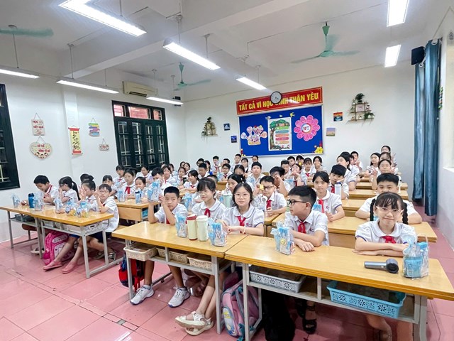 c&aacute;c khối lớp đều được theo d&otilde;i truyền h&igrave;nh trực tuyến buổi lễ khai giảng tại c&aacute;c ph&ograve;ng học