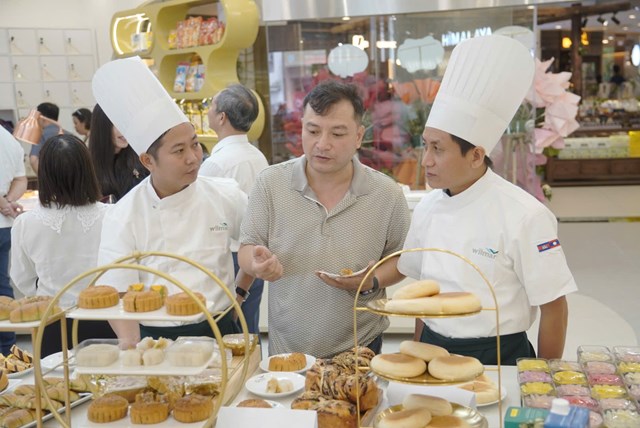 Kh&aacute;ch tham quan c&oacute; thể t&igrave;m hiểu v&agrave; kh&aacute;m ph&aacute; c&aacute;ch ứng dụng sản phẩm v&agrave;o bữa ăn hằng ng&agrave;y.