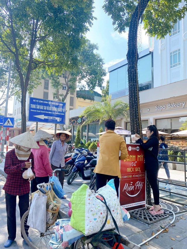 SAPO Bakery: Ấm l&#242;ng với chương tr&#236;nh tặng B&#225;nh mỳ miễn ph&#237; cho người d&#226;n c&#243; ho&#224;n cảnh kh&#243; khăn giữa l&#242;ng Thủ đ&#244; - Ảnh 13