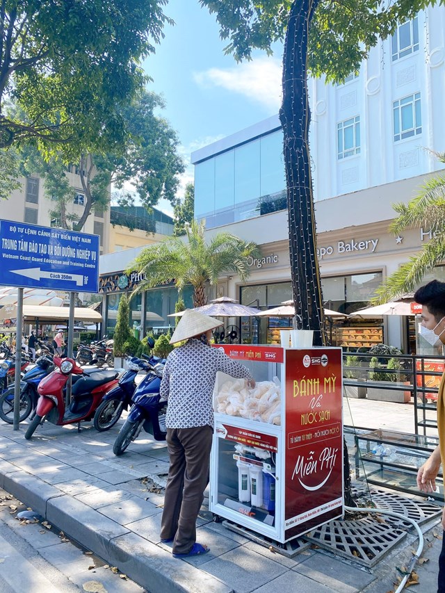 SAPO Bakery: Ấm l&#242;ng với chương tr&#236;nh tặng B&#225;nh mỳ miễn ph&#237; cho người d&#226;n c&#243; ho&#224;n cảnh kh&#243; khăn giữa l&#242;ng Thủ đ&#244; - Ảnh 12
