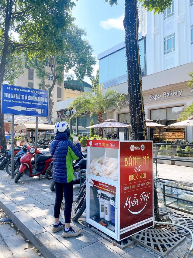 SAPO Bakery: Ấm l&#242;ng với chương tr&#236;nh tặng B&#225;nh mỳ miễn ph&#237; cho người d&#226;n c&#243; ho&#224;n cảnh kh&#243; khăn giữa l&#242;ng Thủ đ&#244; - Ảnh 11