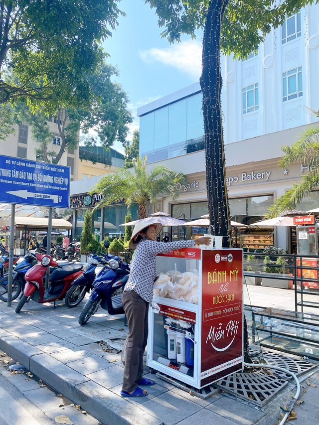 SAPO Bakery: Ấm l&#242;ng với chương tr&#236;nh tặng B&#225;nh mỳ miễn ph&#237; cho người d&#226;n c&#243; ho&#224;n cảnh kh&#243; khăn giữa l&#242;ng Thủ đ&#244; - Ảnh 10