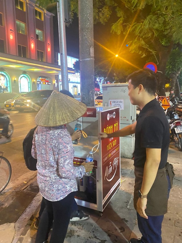 SAPO Bakery: Ấm l&#242;ng với chương tr&#236;nh tặng B&#225;nh mỳ miễn ph&#237; cho người d&#226;n c&#243; ho&#224;n cảnh kh&#243; khăn giữa l&#242;ng Thủ đ&#244; - Ảnh 9