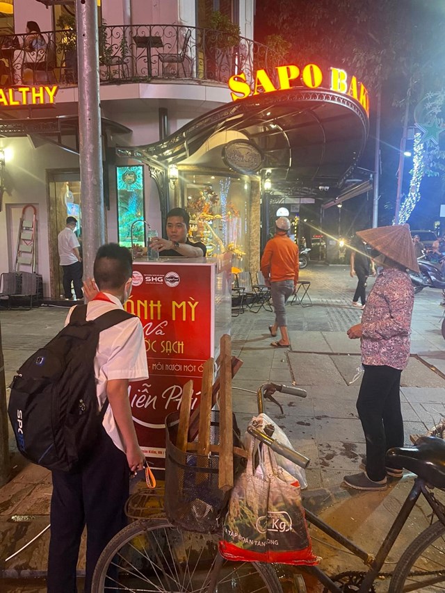 SAPO Bakery: Ấm l&#242;ng với chương tr&#236;nh tặng B&#225;nh mỳ miễn ph&#237; cho người d&#226;n c&#243; ho&#224;n cảnh kh&#243; khăn giữa l&#242;ng Thủ đ&#244; - Ảnh 8