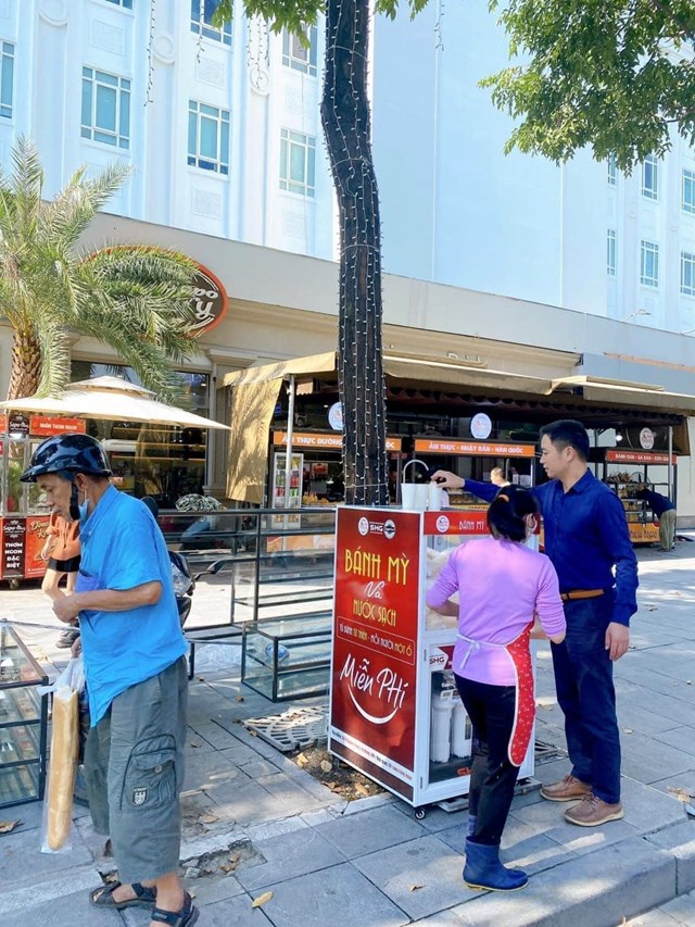 SAPO Bakery: Ấm l&#242;ng với chương tr&#236;nh tặng B&#225;nh mỳ miễn ph&#237; cho người d&#226;n c&#243; ho&#224;n cảnh kh&#243; khăn giữa l&#242;ng Thủ đ&#244; - Ảnh 6