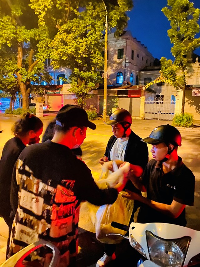 SAPO Bakery: Ấm l&#242;ng với chương tr&#236;nh tặng B&#225;nh mỳ miễn ph&#237; cho người d&#226;n c&#243; ho&#224;n cảnh kh&#243; khăn giữa l&#242;ng Thủ đ&#244; - Ảnh 1