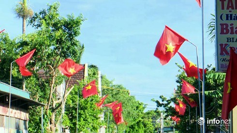 Những con đường làng rợp cờ đỏ sao vàng khắp các làng quê, phố huyện ở Nghệ An.