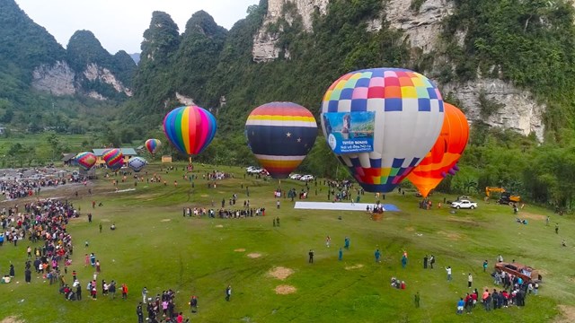 Lễ hội khinh kh&iacute; cầu Quốc tế lần thứ I tại huyện L&acirc;m B&igrave;nh, tỉnh Tuy&ecirc;n Quang.