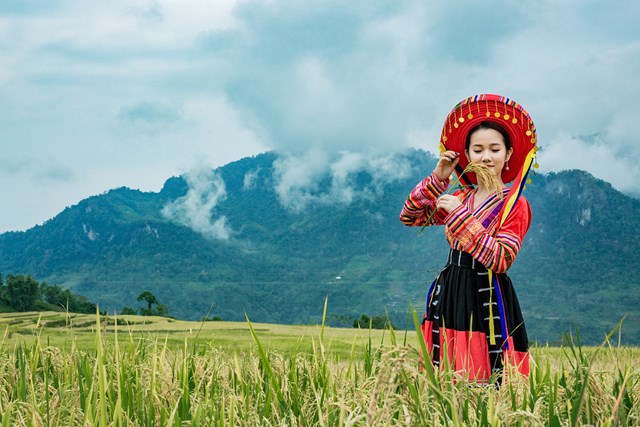 Hình ảnh cô gái trong trang phục Pà Thẻn giữa cảnh sắc núi rừng bao la hùng vĩ