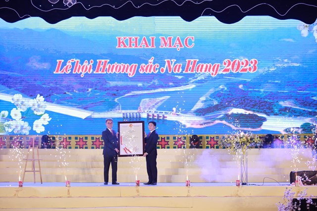 Lãnh đạo Cục Sở hữu trí tuệ trao chứng nhận Chỉ dẫn địa lý Rượu ngô men lá Na Hang cho huyện Na Hang.