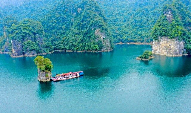  Danh thắng Cọc Vài - điểm đến hấp dẫn với khách du lịch khi tham quan hồ sinh thái Na Hang - Lâm Bình (Tuyên Quang).