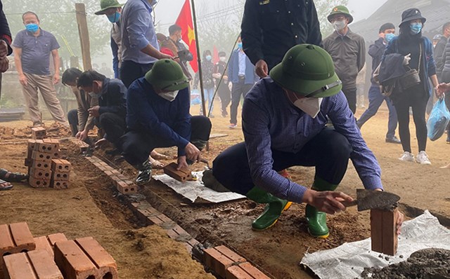 &Ocirc;ng Trần Huy Tuấn c&ugrave;ng một số l&atilde;nh đạo tỉnh Y&ecirc;n B&aacute;i, huyện Trạm Tấu tham gia b&oacute; vỉa h&egrave; nh&agrave; cho một số hộ d&acirc;n ở ch&ograve;m Cu Vai - Ảnh: UBND tỉnh Y&ecirc;n B&aacute;i.