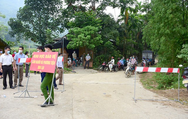 Lực lượng chức năng dỡ khoanh v&ugrave;ng c&aacute;ch ly tại th&ocirc;n Khu&ocirc;n Khoai, x&atilde; Y&ecirc;n Nguy&ecirc;n, huyện Chi&ecirc;m H&oacute;a, tỉnh Tuy&ecirc;n Quang. (Ảnh: Nh&acirc;n d&acirc;n)