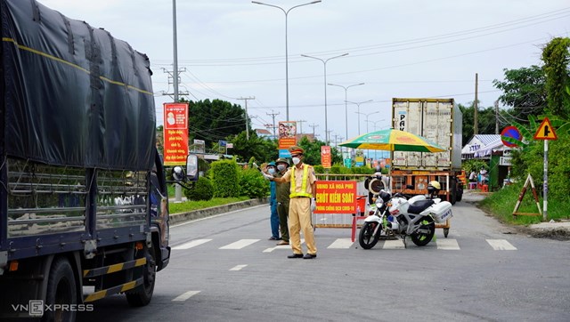 Chốt kiểm soát dịch bệnh huyện Châu Thành, Long An (tháng 7/2021), xe tải ngoài địa phương phải có giấy xét nghiệm âm tính mới được vào địa bàn - Ảnh: Hoàng Nam.