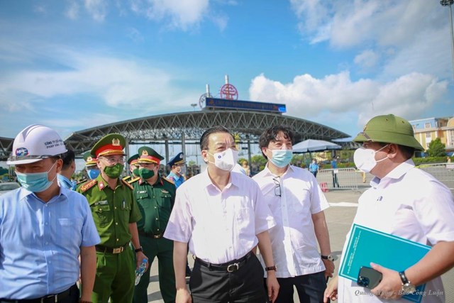 Chủ tịch UBND thành phố Hà Nội, ông Chu Ngọc Anh đã đến kiểm tra công tác chốt phòng chống dịch tại chốt số 2 đoạn Trạm thu phí cao tốc Pháp Vân- Cầu Giẽ- Ninh Bình.