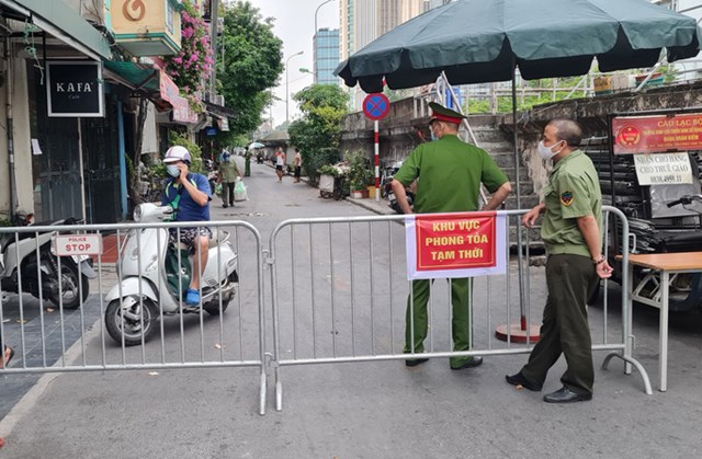 Nhiều khu vực ở Hà Nội đang bị phong tỏa do liên quan đến các ca Covid-19 - Ảnh: Thế Huỳnh